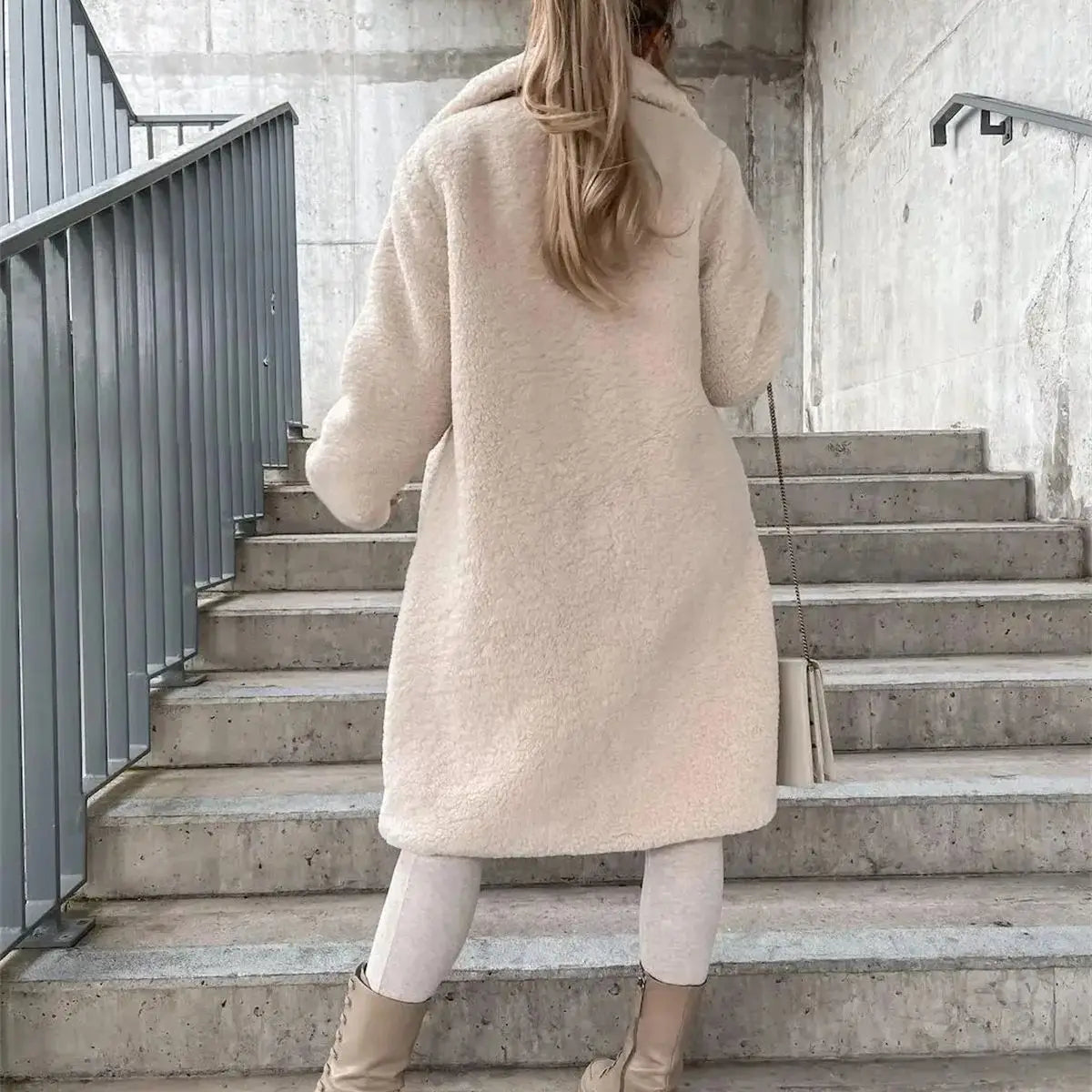 Monica - Stilvoller Teddy Mantel
